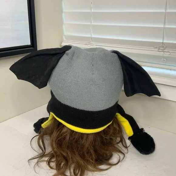 Batman Beanie Hat with Flapping Wings - Picture 3 of 4